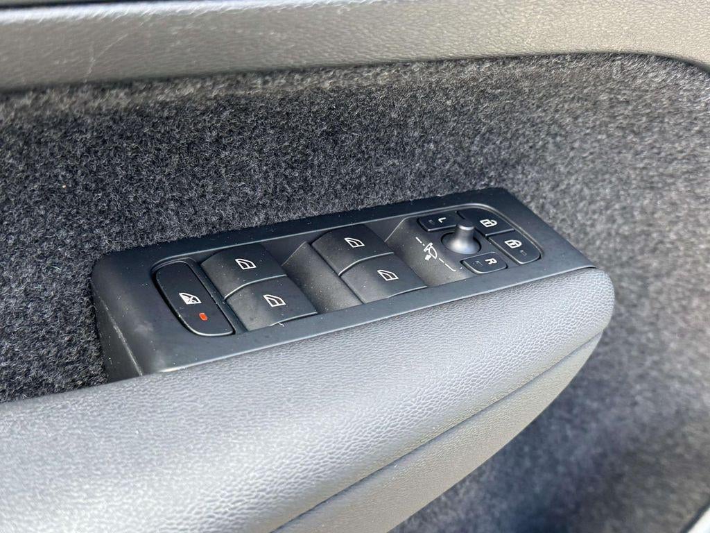 2024 Volvo XC40 B5 Plus Dark Theme