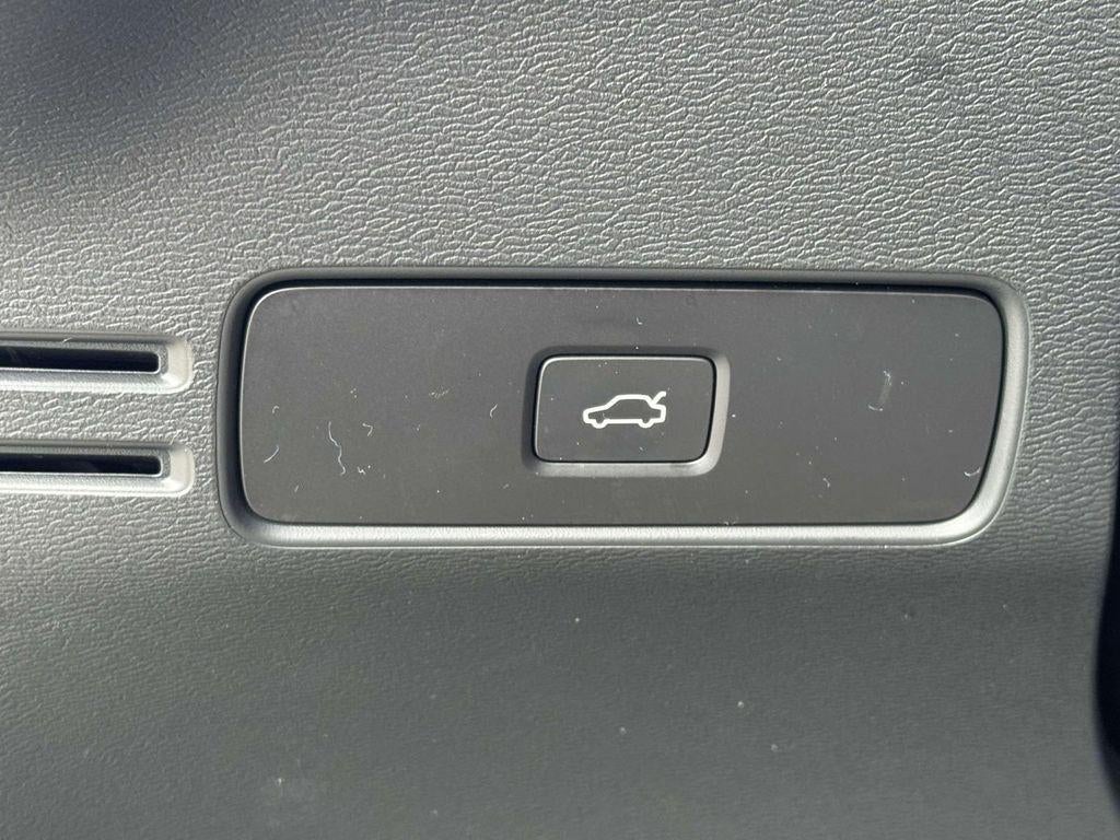 2024 Volvo XC40 B5 Plus Dark Theme