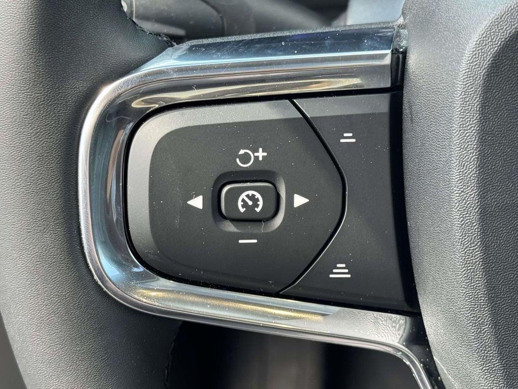 2024 Volvo XC40 B5 Plus Dark Theme