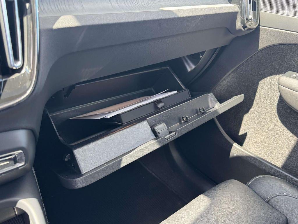 2024 Volvo XC40 B5 Plus Dark Theme