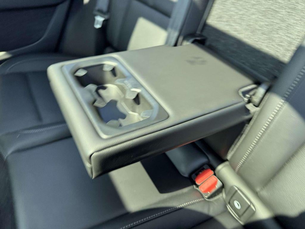 2024 Volvo XC40 B5 Plus Dark Theme