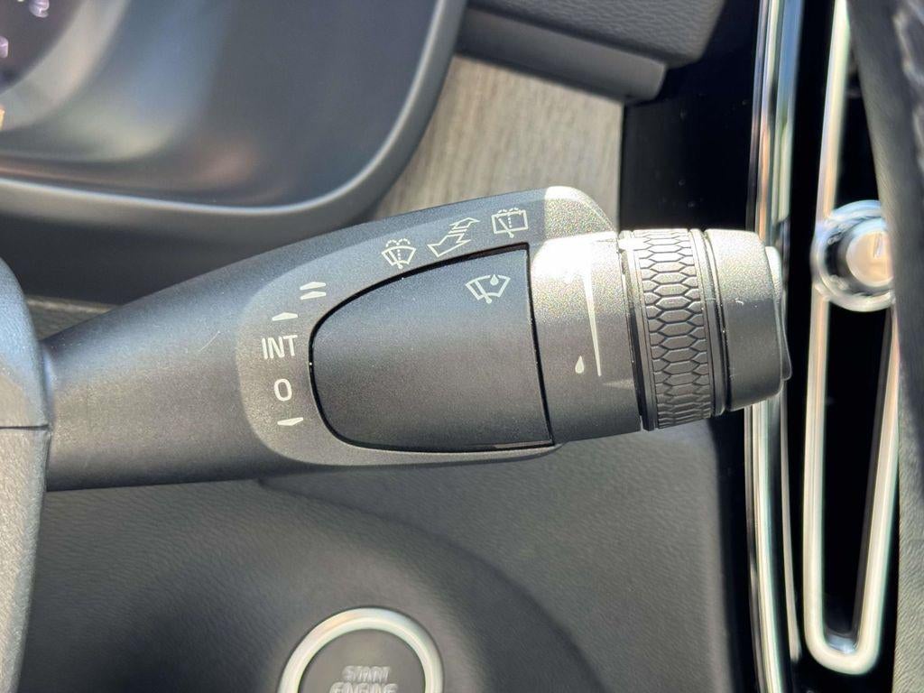 2024 Volvo XC40 B5 Plus Dark Theme