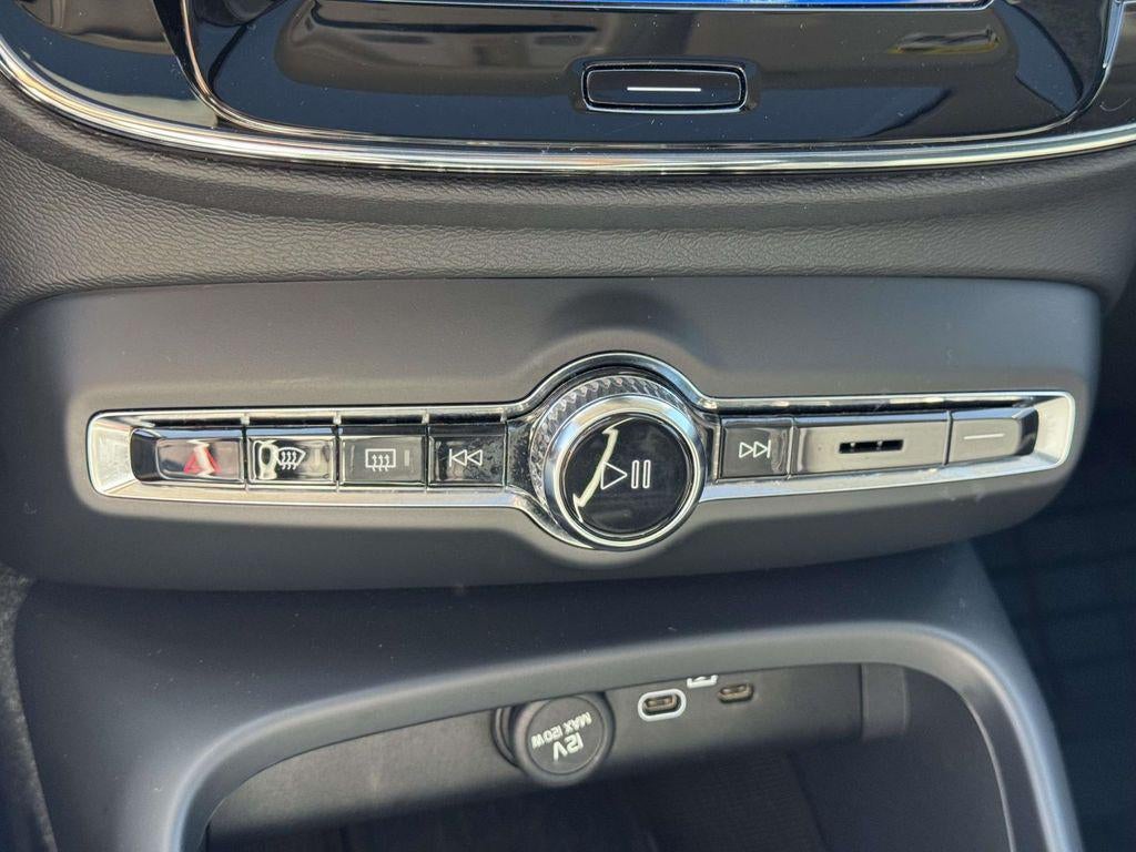 2024 Volvo XC40 B5 Plus Dark Theme