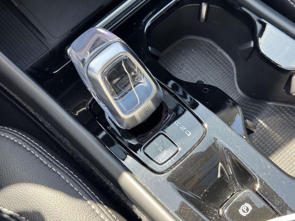 2024 Volvo XC40 B5 Plus Dark Theme