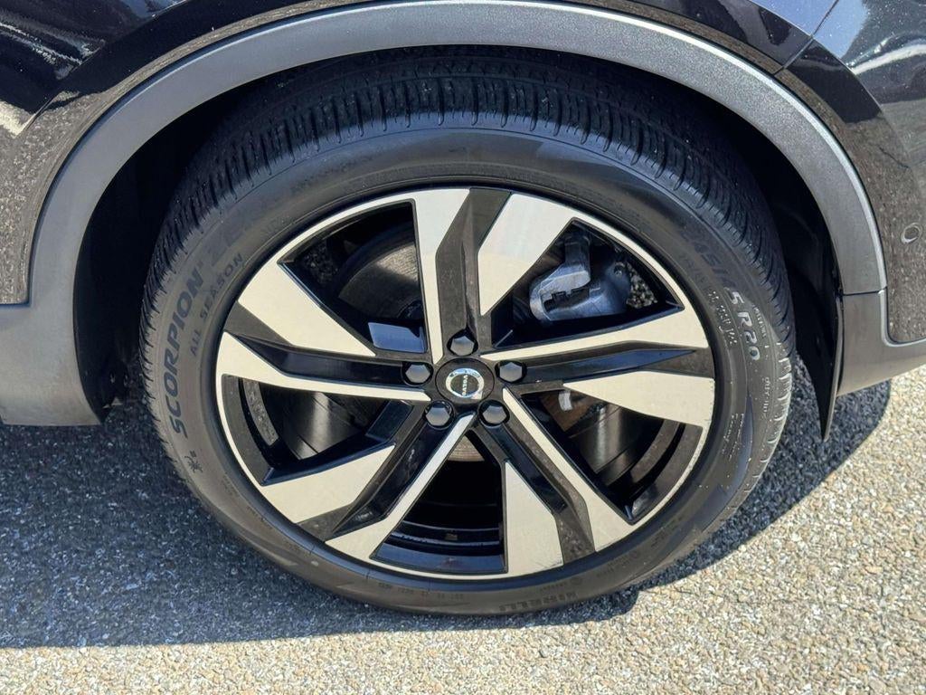 2024 Volvo XC40 B5 Plus Dark Theme