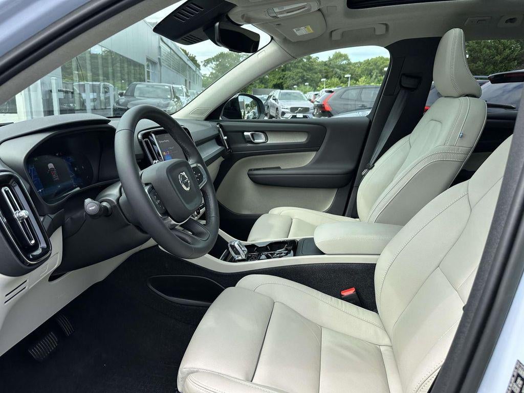 2024 Volvo XC40 B5 Plus Dark Theme