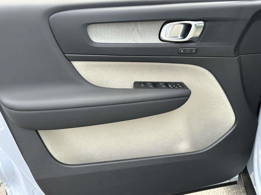 2024 Volvo XC40 B5 Plus Dark Theme