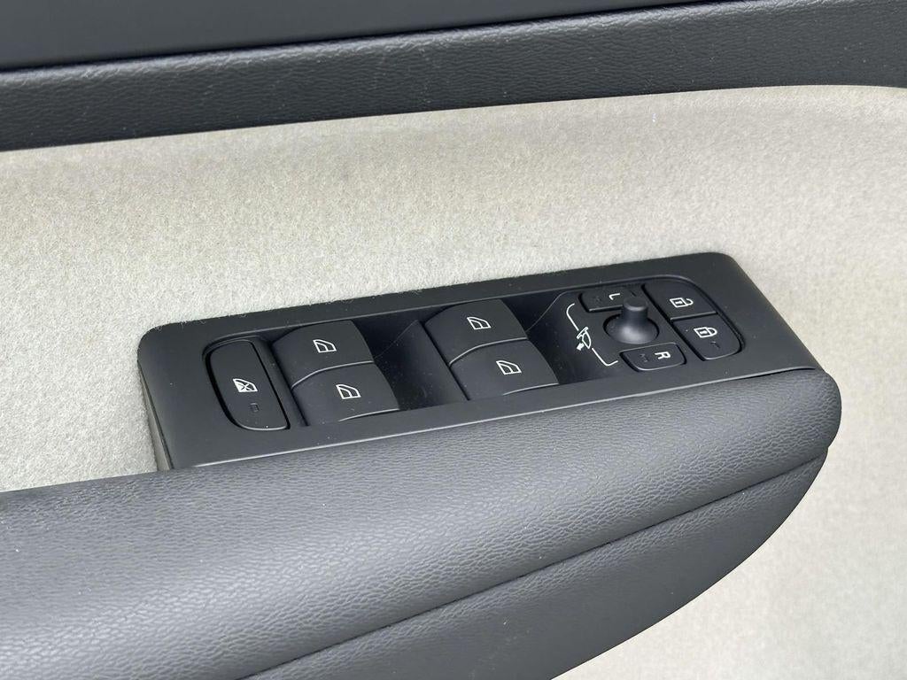2024 Volvo XC40 B5 Plus Dark Theme