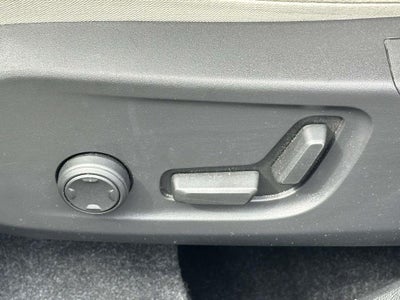 2024 Volvo XC40 B5 Plus Dark Theme