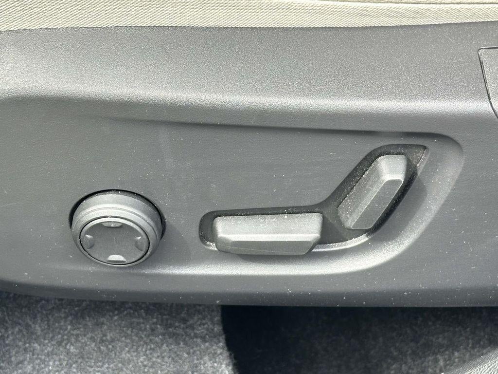 2024 Volvo XC40 B5 Plus Dark Theme