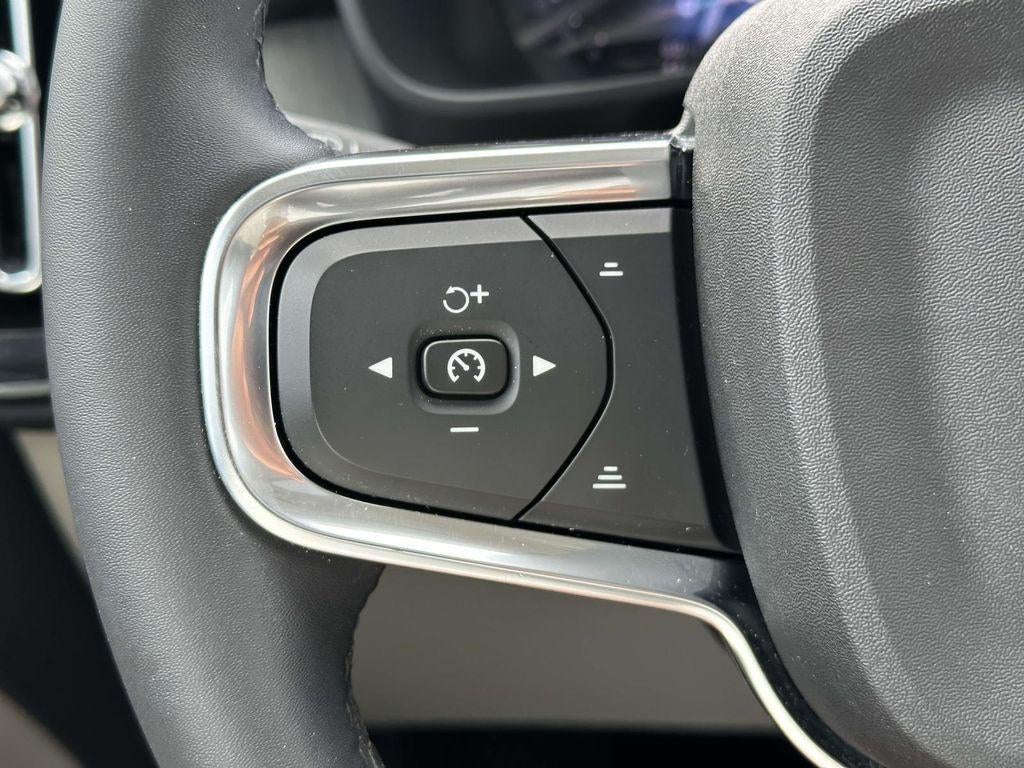 2024 Volvo XC40 B5 Plus Dark Theme