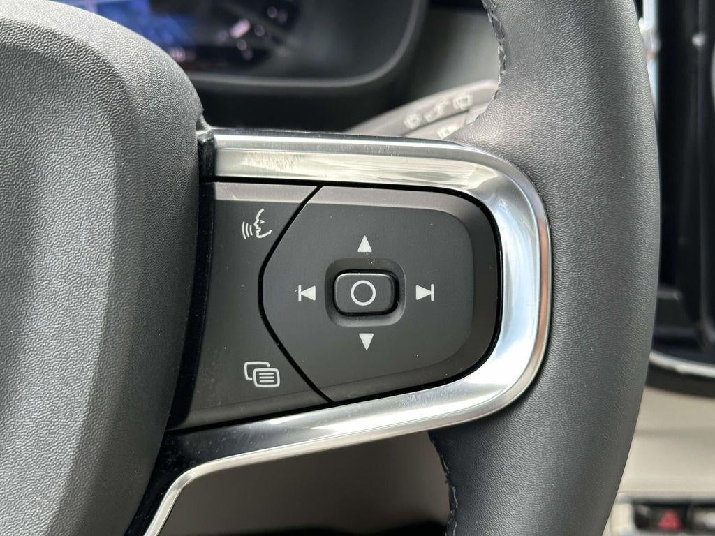 2024 Volvo XC40 B5 Plus Dark Theme