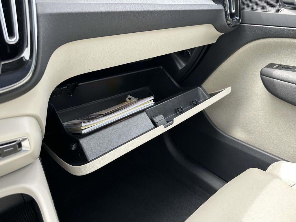 2024 Volvo XC40 B5 Plus Dark Theme