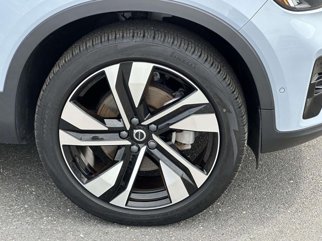 2024 Volvo XC40 B5 Plus Dark Theme
