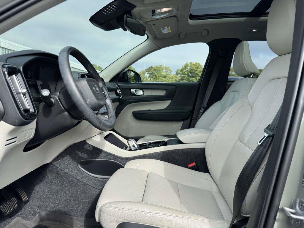 2024 Volvo XC40 B5 Plus Dark Theme