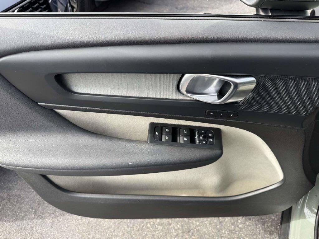 2024 Volvo XC40 B5 Plus Dark Theme