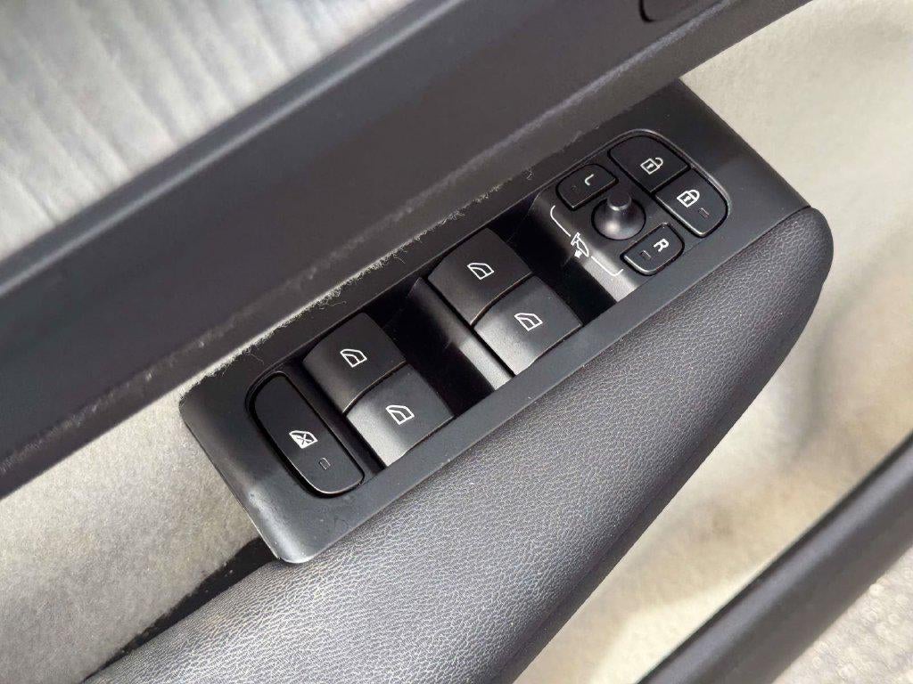 2024 Volvo XC40 B5 Plus Dark Theme