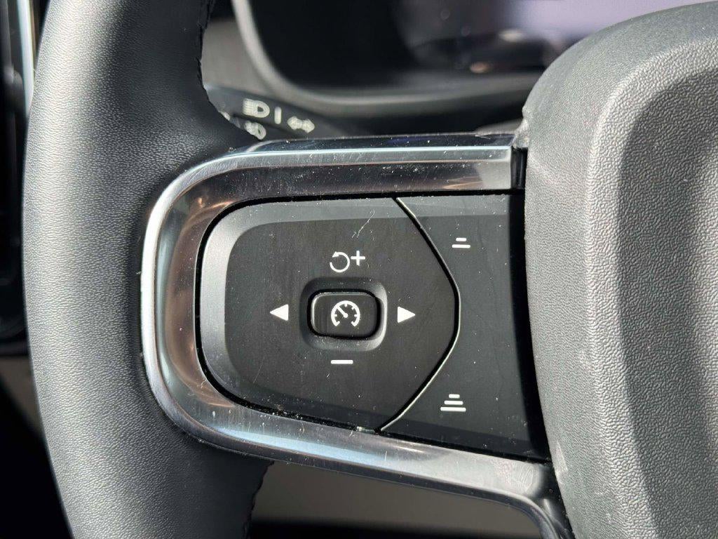 2024 Volvo XC40 B5 Plus Dark Theme