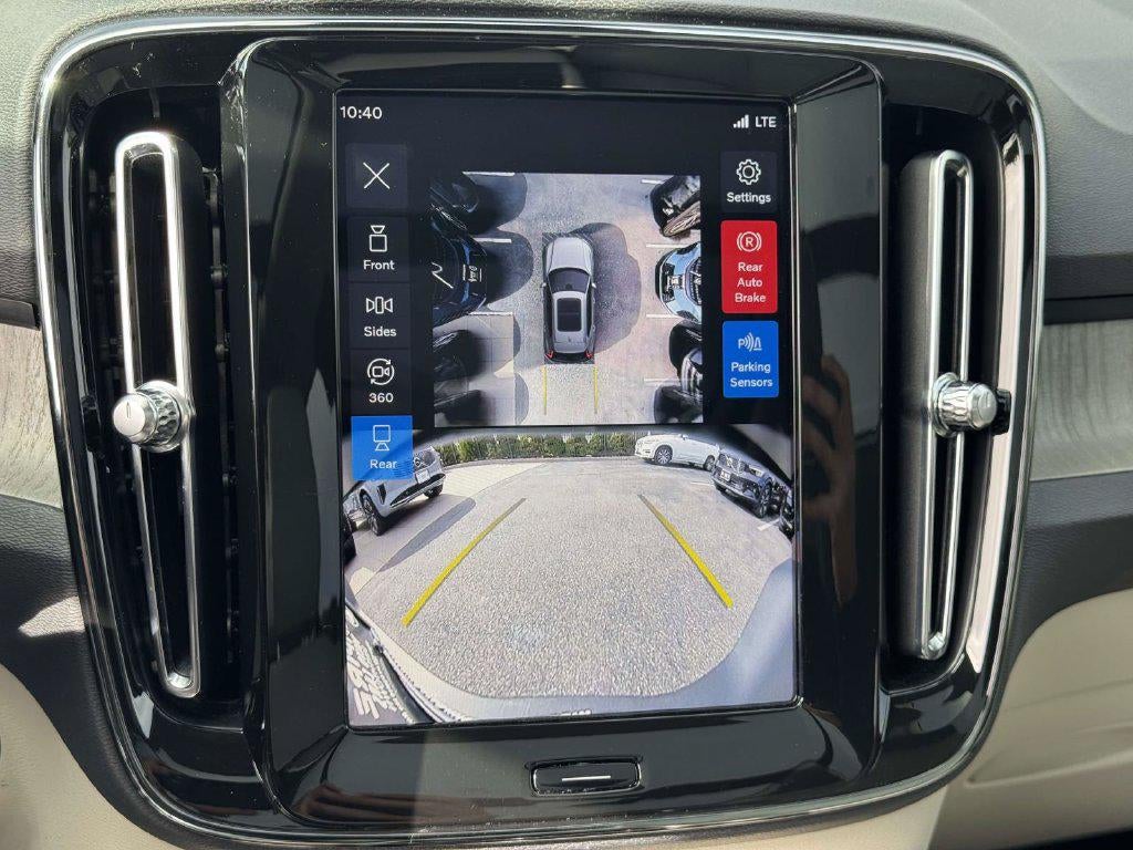 2024 Volvo XC40 B5 Plus Dark Theme