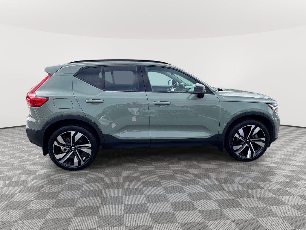 2024 Volvo XC40 B5 Plus Dark Theme