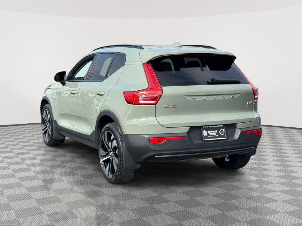 2024 Volvo XC40 B5 Plus Dark Theme