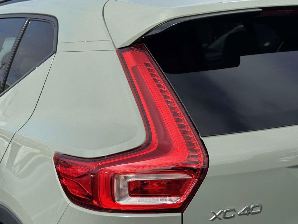 2024 Volvo XC40 B5 Plus Dark Theme