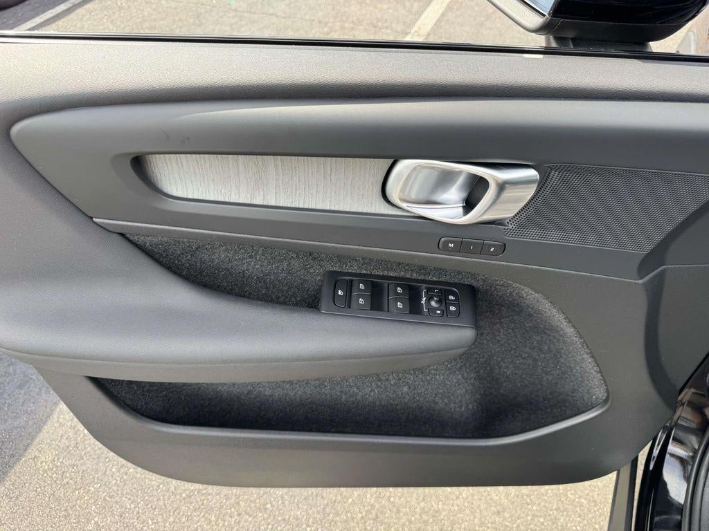 2024 Volvo XC40 B5 Plus Dark Theme