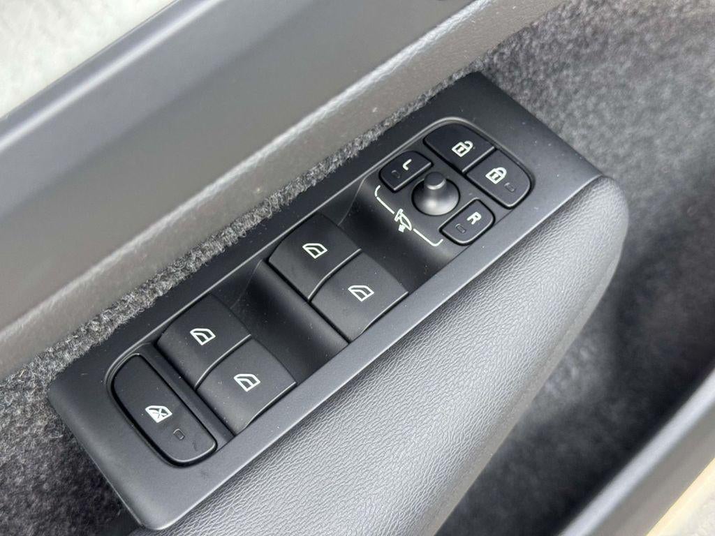 2024 Volvo XC40 B5 Plus Dark Theme