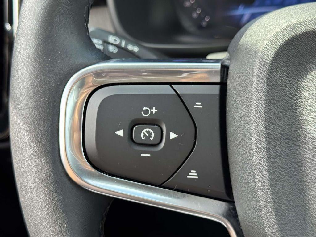 2024 Volvo XC40 B5 Plus Dark Theme