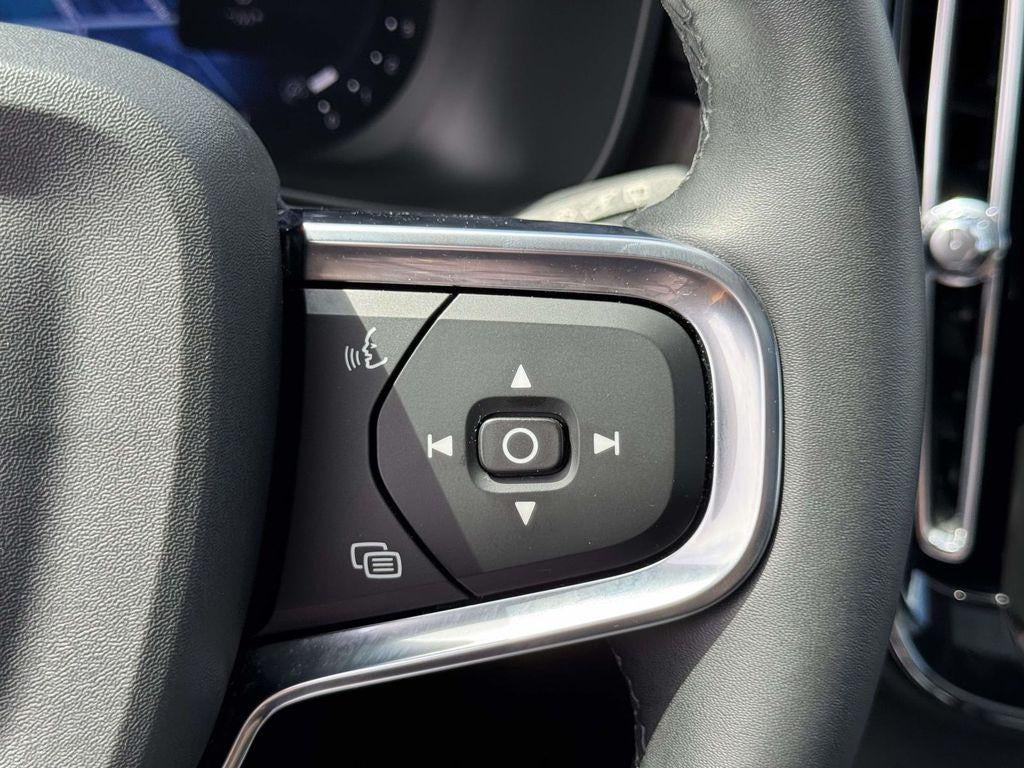 2024 Volvo XC40 B5 Plus Dark Theme