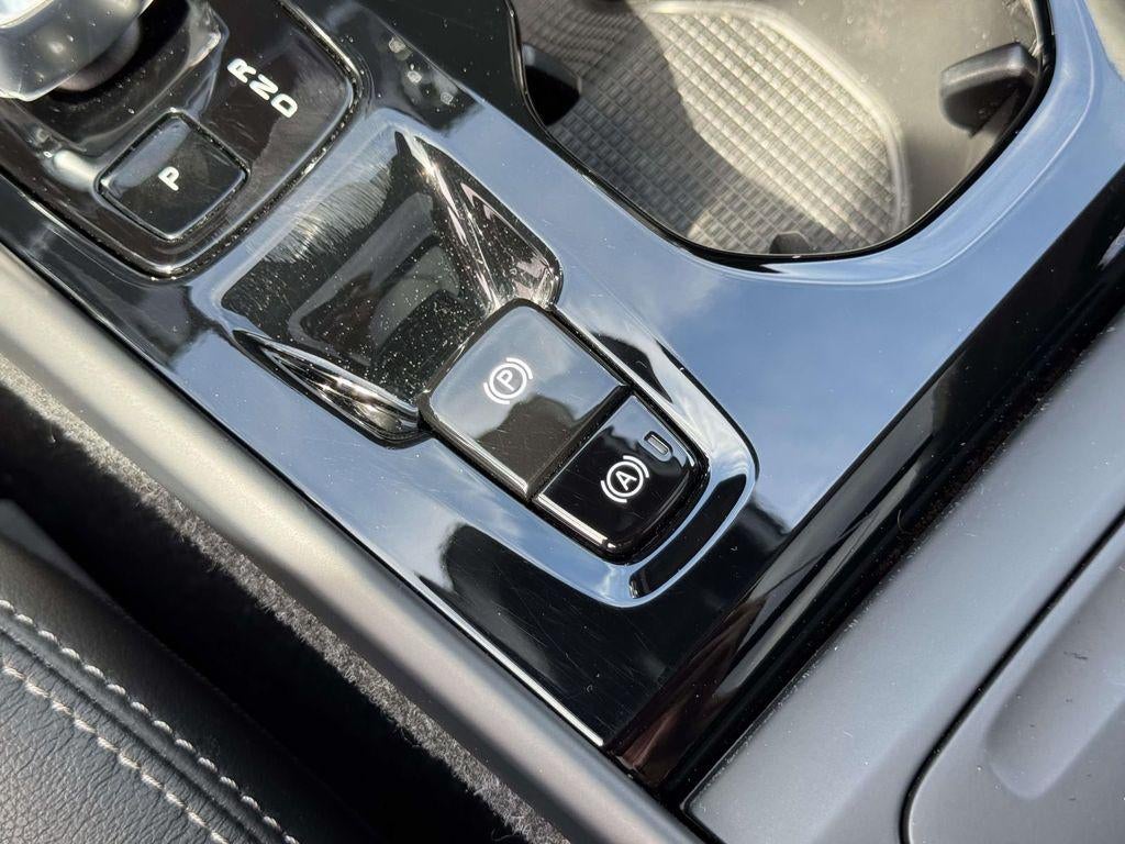 2024 Volvo XC40 B5 Plus Dark Theme