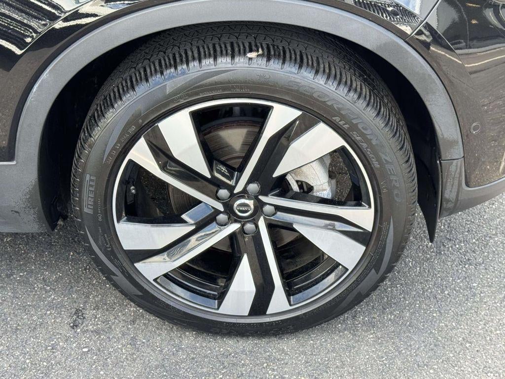 2024 Volvo XC40 B5 Plus Dark Theme