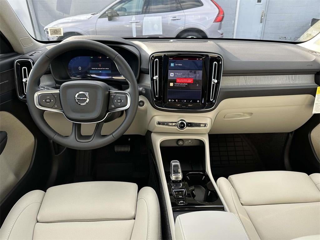 2025 Volvo XC40 B5 Ultra Dark Theme