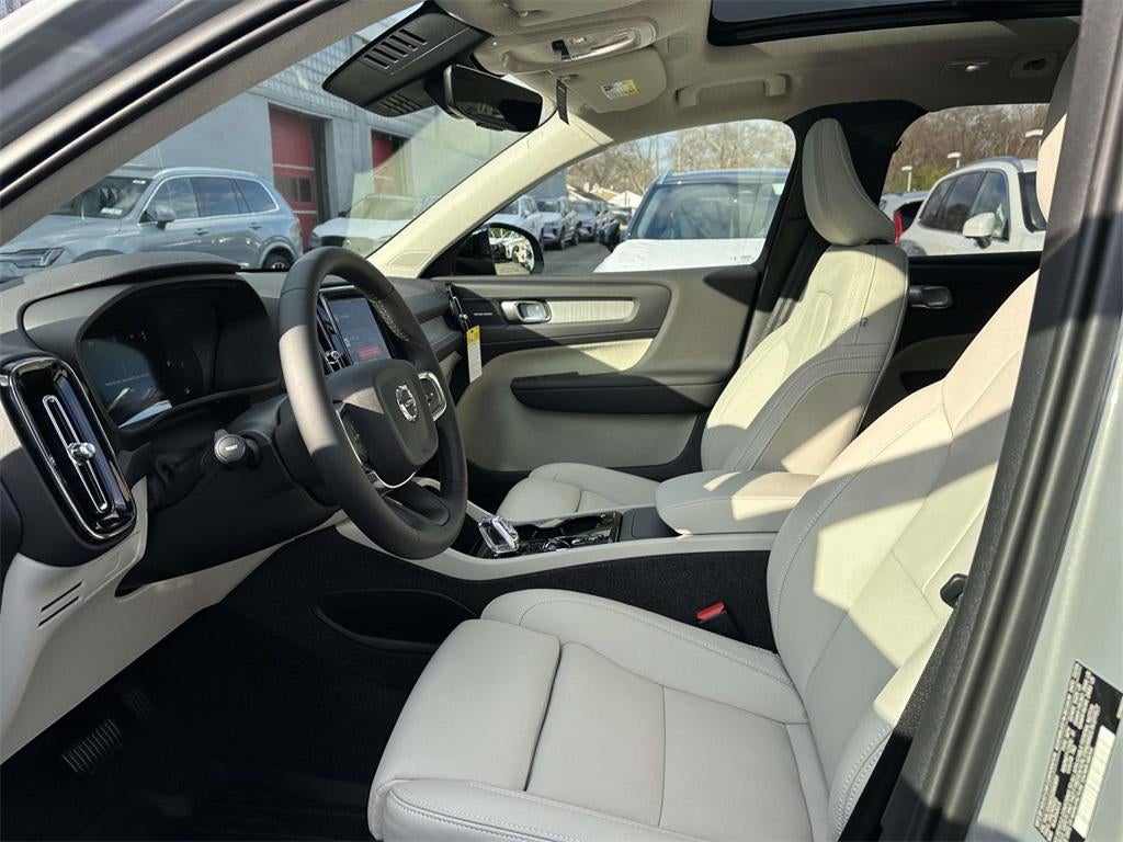 2025 Volvo XC40 B5 Ultra Dark Theme