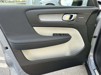 2025 Volvo XC40 B5 Ultra Dark Theme