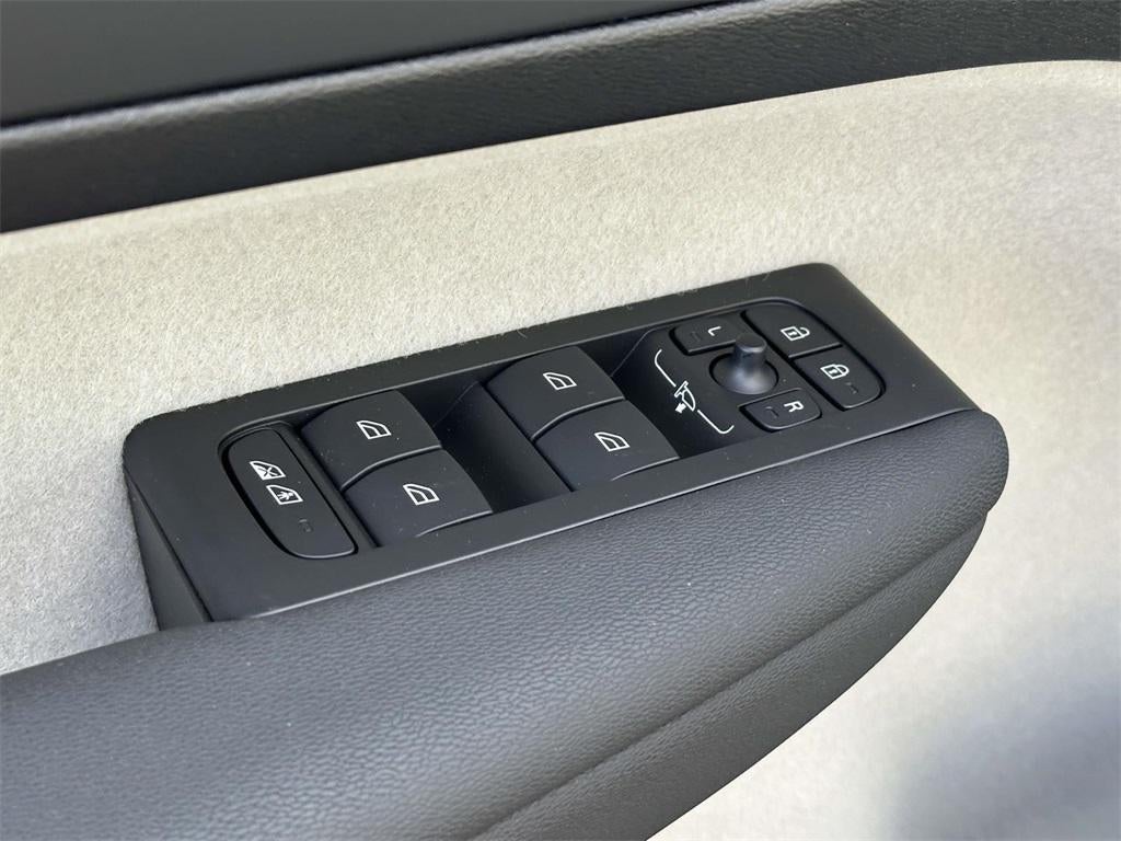 2025 Volvo XC40 B5 Ultra Dark Theme