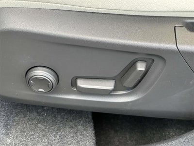 2025 Volvo XC40 B5 Ultra Dark Theme