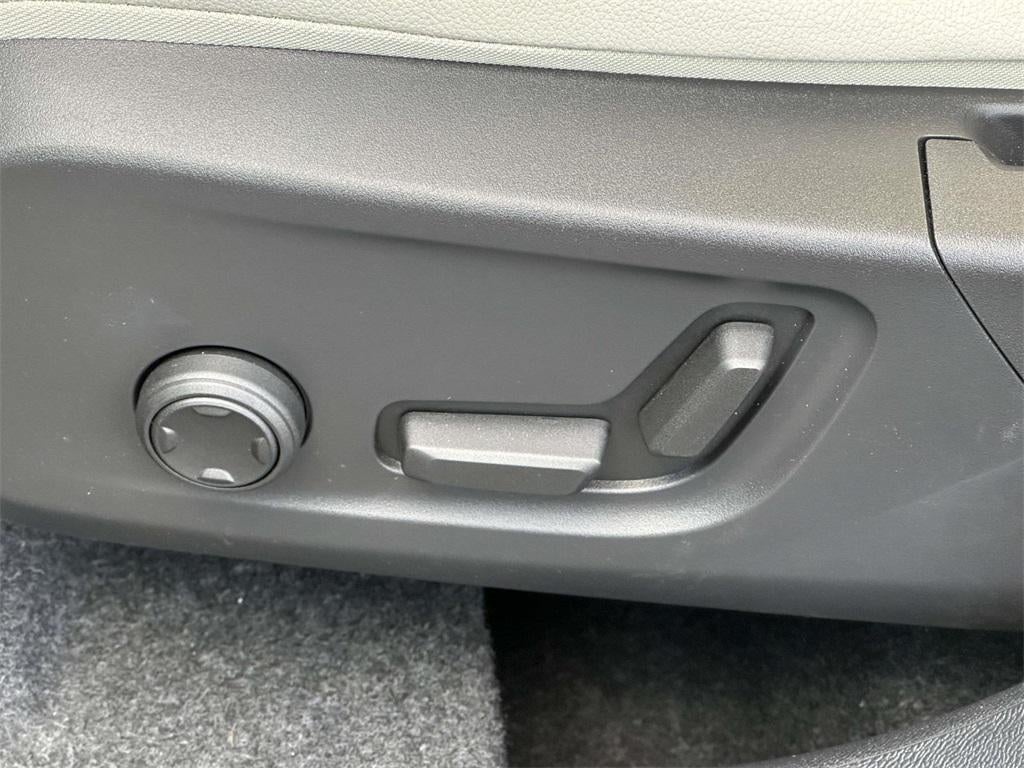 2025 Volvo XC40 B5 Ultra Dark Theme