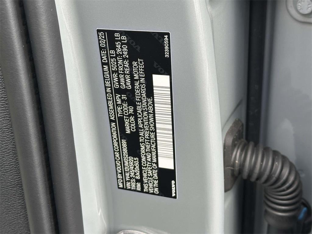 2025 Volvo XC40 B5 Ultra Dark Theme