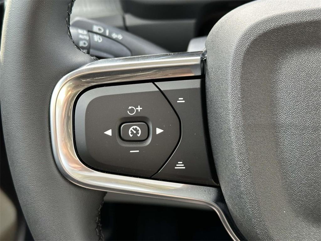 2025 Volvo XC40 B5 Ultra Dark Theme