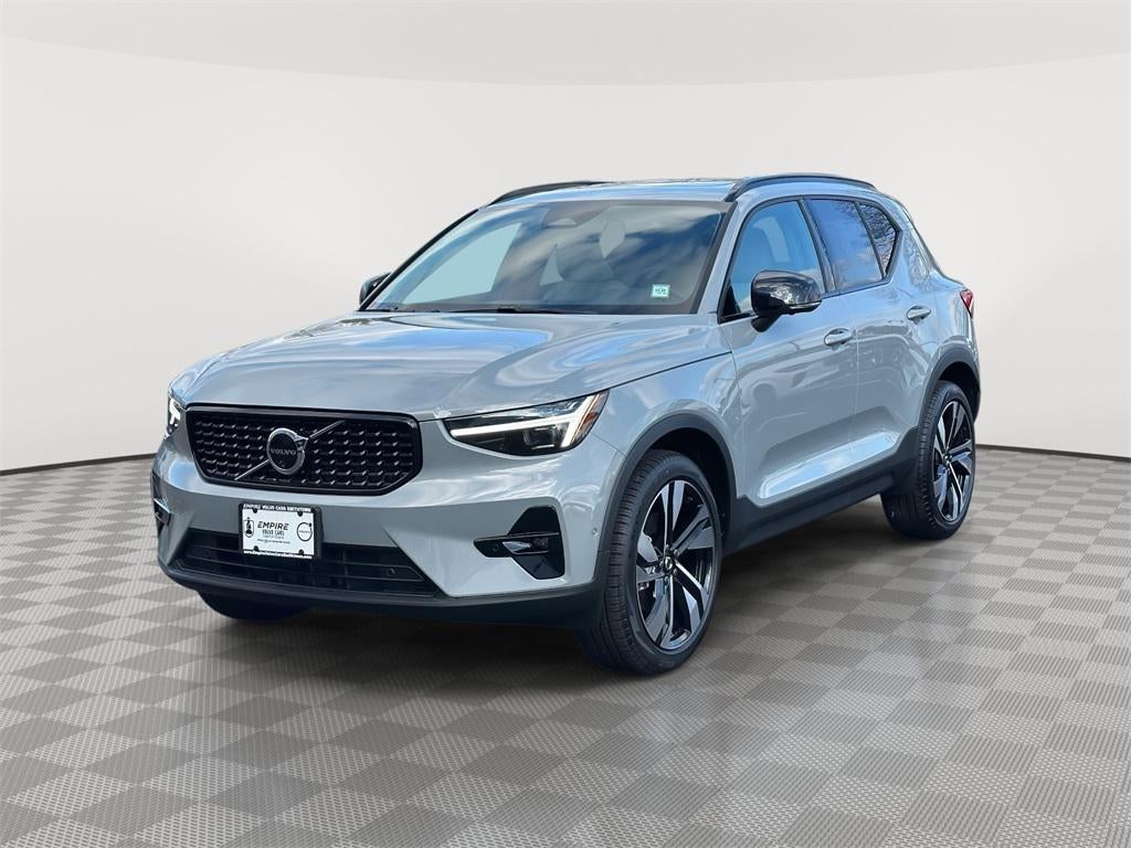 2025 Volvo XC40 B5 Ultra Dark Theme