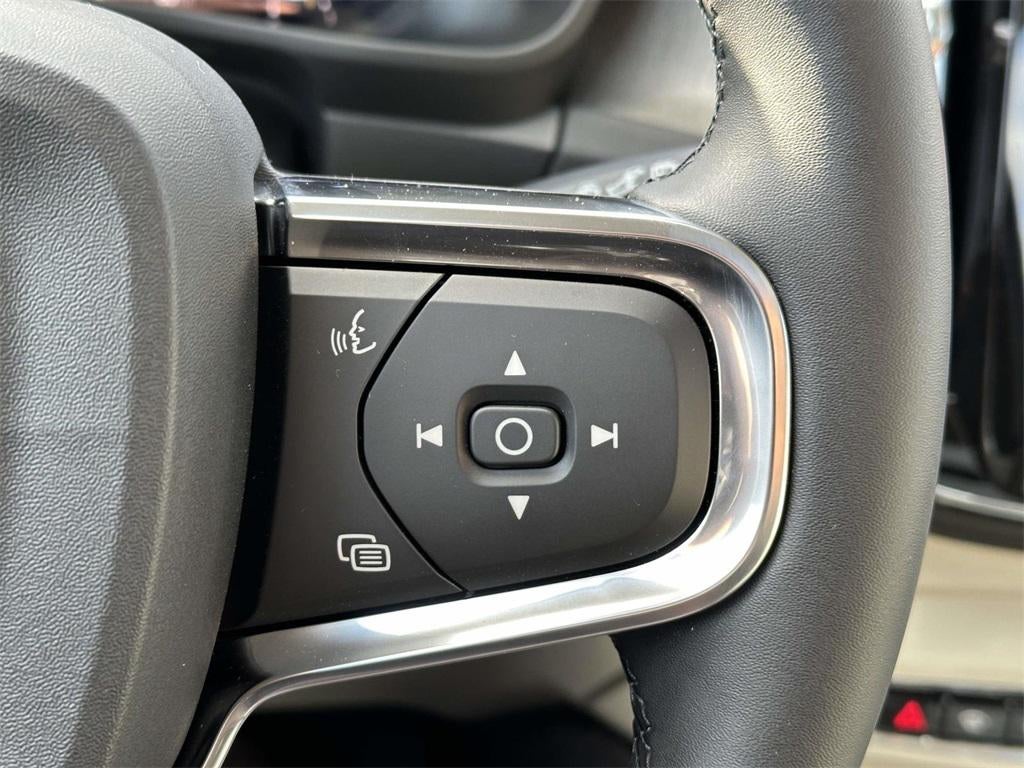 2025 Volvo XC40 B5 Ultra Dark Theme