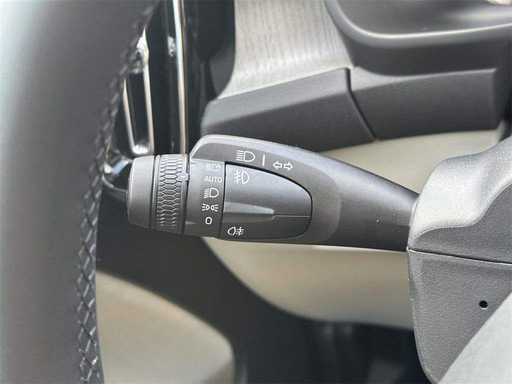 2025 Volvo XC40 B5 Ultra Dark Theme