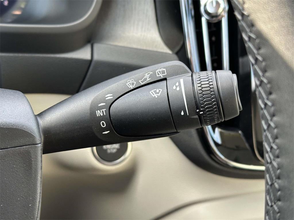 2025 Volvo XC40 B5 Ultra Dark Theme