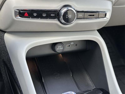 2025 Volvo XC40 B5 Ultra Dark Theme