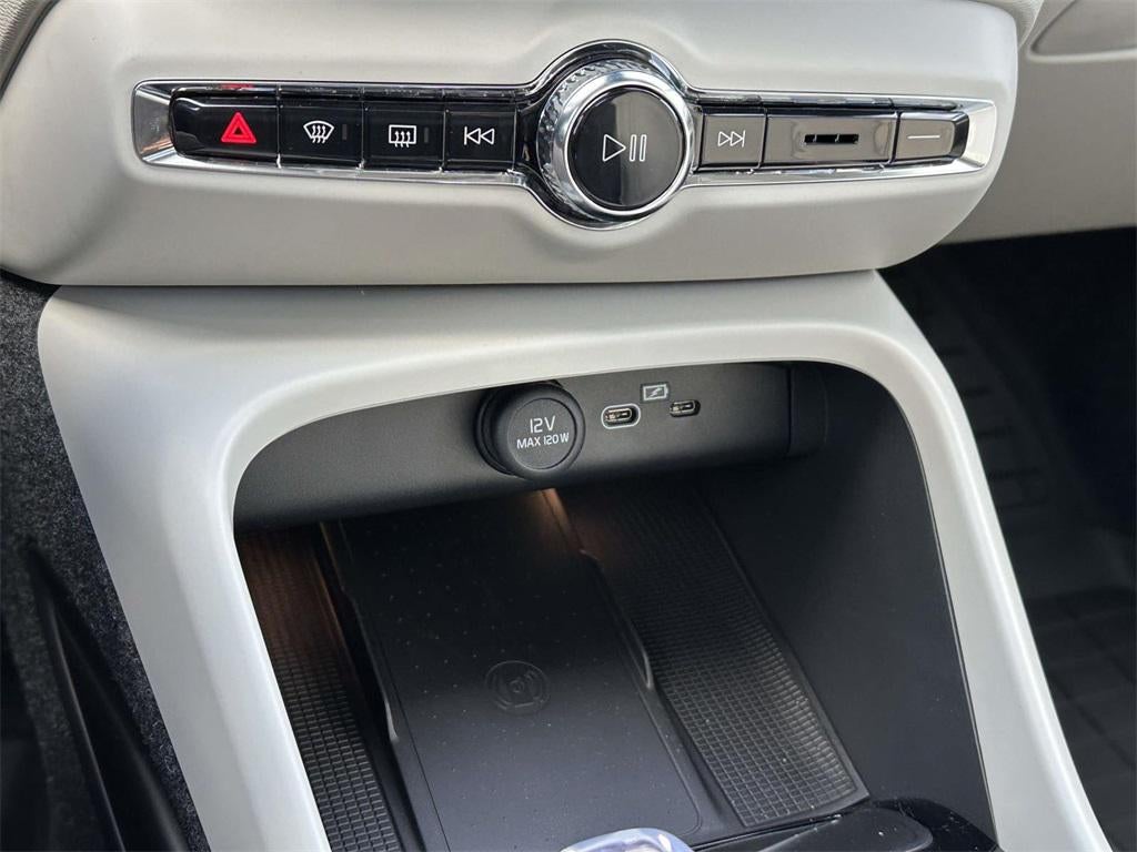 2025 Volvo XC40 B5 Ultra Dark Theme