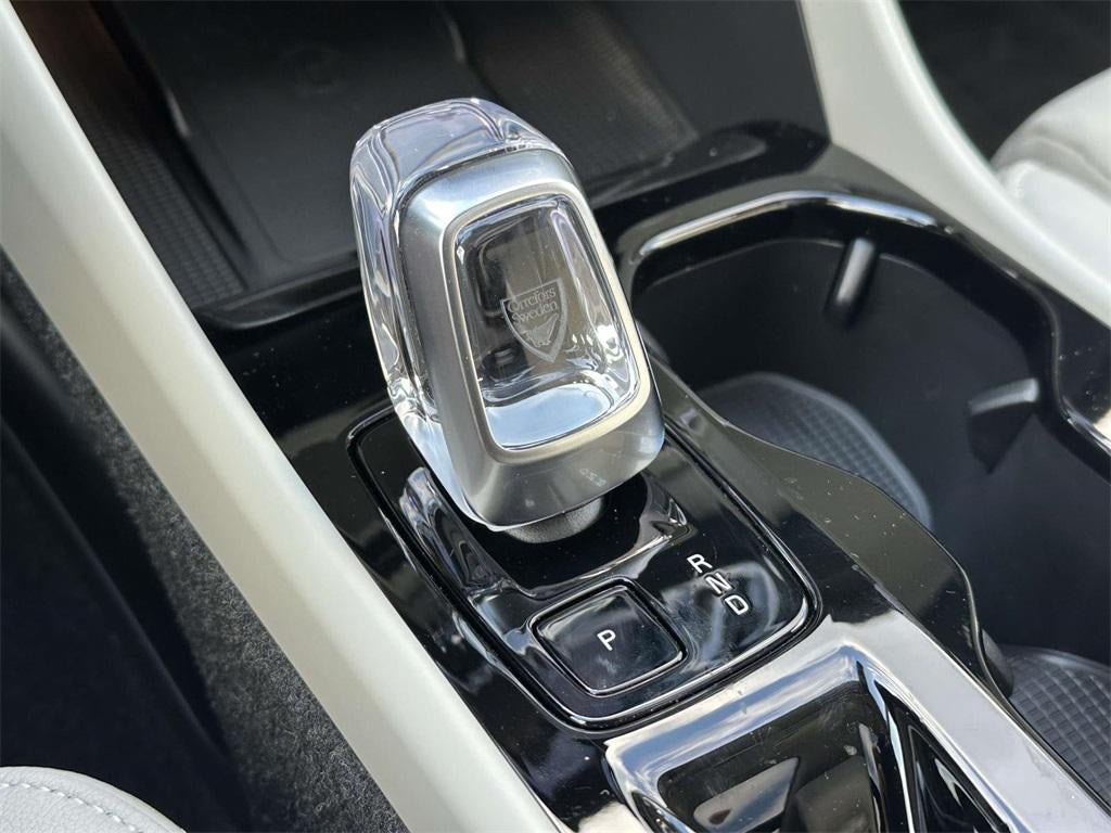 2025 Volvo XC40 B5 Ultra Dark Theme