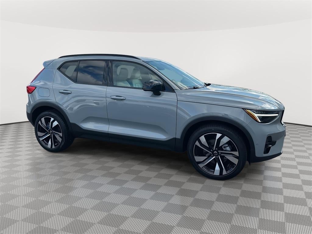 2025 Volvo XC40 B5 Ultra Dark Theme