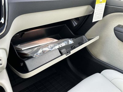 2025 Volvo XC40 B5 Ultra Dark Theme