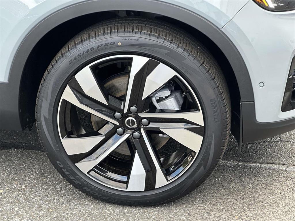 2025 Volvo XC40 B5 Ultra Dark Theme